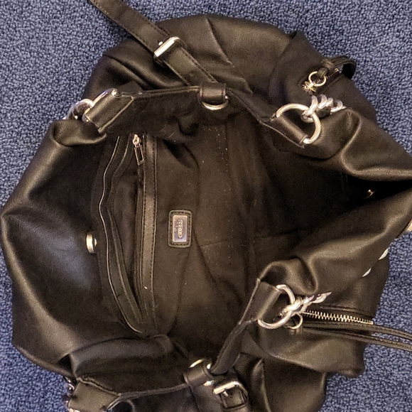 Black guess purse with silver accent - Picture 4 of 6